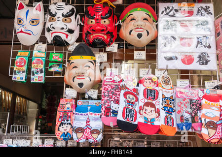 Carta giapponese segna per la vendita, di Senso-ji (Tempio di Asakusa Kannon), Nakamise-dori, Asakusa, Tokyo, Giappone Foto Stock