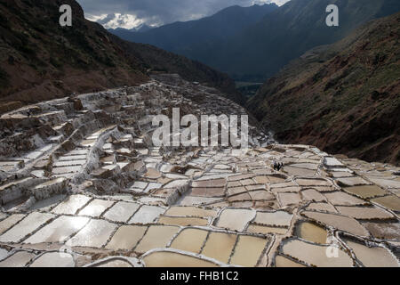 Le miniere di sale di Inca volte in Maras comunità della Valle Sacra. Foto Stock