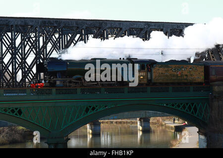 Peterborough, CAMBRIDGESHIRE, Regno Unito. Il 24 febbraio, 2016. Il Flying Scotsman treno a vapore che attraversa il fiume Nene in Peterborough in quanto rende il modo a Londra per il suo primo servizio passeggeri da London King's Cross a York domani. Il Flying Scotsman ha avuto un £4,2 milioni di riattaccare dall'ultima esecuzione sulla costa orientale mainline nel 2005. Credito: Paolo Marriott/Alamy Live News Foto Stock