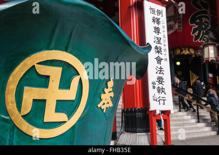 Oro svastica buddista sul verde grande vaso di bronzo, di Senso-ji tempio buddista, Hondō, sala principale, Asakusa, Tokyo, Giappone Foto Stock