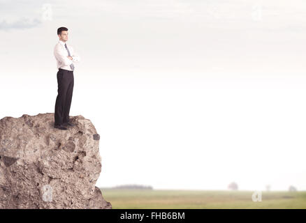 Felice venditore sulla scogliera nel paese Foto Stock