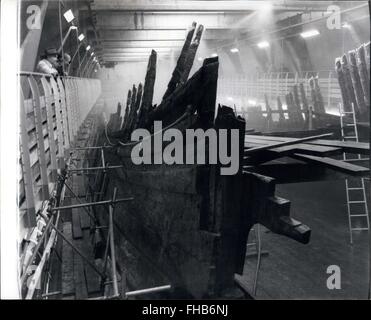 1961 - Vasa vele di nuovo. Xvii secolo Warship sollevata da piangere: su un bel pomeriggio nel mese di agosto 1628, il fiero nave Vasa - chiamato per la Famiglia Reale svedese - salpa da Stoccolma il suo viaggio inaugurale. Lei è stato motivo di orgoglio per la flotta di 11 Gustav Adolf, un benvenuto nuova nave da guerra a una Svezia impegnati in tee trent'anni". A meno di un miglio nautico dalla banchina dove migliaia di spettatori hanno guardato, fuori dell'isola di Beckholm, un improvviso scroscio guarita la nave oltre, acqua gushed attraverso la pistola di aprire porte, e con tutte le sue bandiere, Vasa affondò sul fondo dell'oceano, sotto 110 piedi di wa Foto Stock