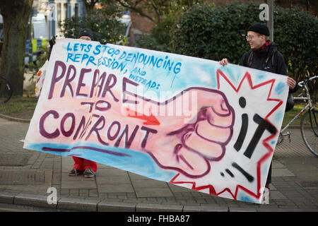 Londra, Regno Unito. Il 24 febbraio, 2016. I sostenitori del Heathrow 13 al di fuori di Willesden Magistrates Court. Credito: Mark Kerrison/Alamy Live News Foto Stock