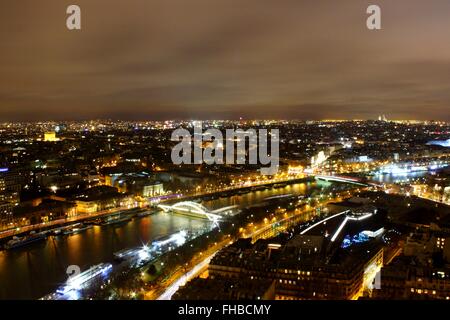 "Il regno della luce #1', lo skyline di Parigi, bella nuvole e paesaggio urbano di notte, Parigi, Francia (preso dalla Torre Eiffel) Foto Stock