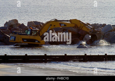 Blackpool, Lancashire, Regno Unito. Il 24 febbraio, 2016. Rossall difesa costiera £86milioni riprende il progetto. Dopo le recenti tempeste e forti venti, rock collocamento continua sul revetment all'estremità meridionale delle opere con un ulteriore 9.500 tonnellate di roccia primaria posto. Roccia primaria di collocamento totali ora 95.000 tonnellate e 171,500 tonnellate di esso sono ora stati consegnati al sito. Cernan Elias/Alamy Live News Foto Stock