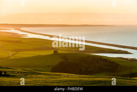 Sunrise su St Catherine Cappella, Chesil Beach, la flotta e Portland da Abbotsbury Hill, Dorset, England, Regno Unito, Europa Foto Stock