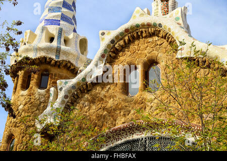 Facciata closeup vista ingrandita della casa di panpepato di architetto Gaudi nel Parco Guell in una soleggiata giornata di Barcellona, Spagna. Foto Stock