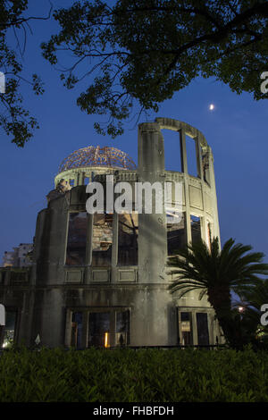 Cupola atomica o la Prefettura di Hiroshima Industry Promotion edificio rimane a twilght e di notte con la luna Foto Stock