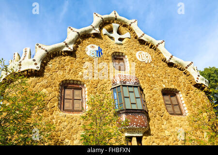 Vista della facciata della casa di panpepato di architetto Gaudi e il Parco Guell Foto Stock