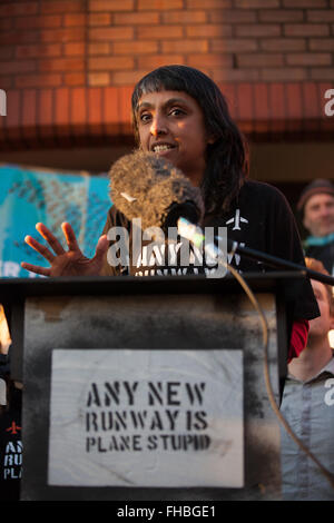 Londra, Regno Unito. Il 24 febbraio, 2016. Sheila Menon legge una dichiarazione a nome dell'aeroporto di Heathrow 13 a seguito della condanna a Willesden Magistrates Court. Credito: Mark Kerrison/Alamy Live News Foto Stock