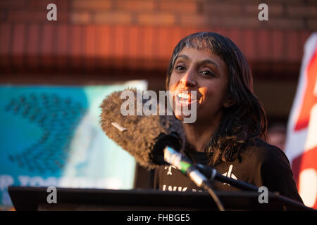 Londra, Regno Unito. Il 24 febbraio, 2016. Sheila Menon legge una dichiarazione a nome dell'aeroporto di Heathrow 13 a seguito della condanna a Willesden Magistrates Court. Credito: Mark Kerrison/Alamy Live News Foto Stock