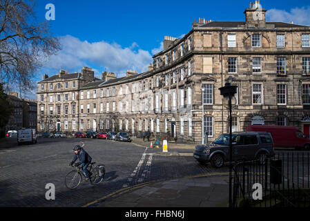 Un ciclista gira su Drummond posto nella zona nuova di Edinburgo. Foto Stock