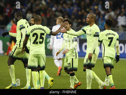 Kiev, Ucraina. 24 Febbraio, 2016. Il Manchester City è di nazionalità ivoriana YAYA TOURE (L) celebra dopo rigature durante la UEFA Champions League round di 16, la prima gamba, la partita di calcio FC Dynamo Kyiv vs Manchester City FC al Olimpiysky stadium di Kiev, il 24 febbraio 2016. Credito: Serg Glovny/ZUMA filo/Alamy Live News Foto Stock