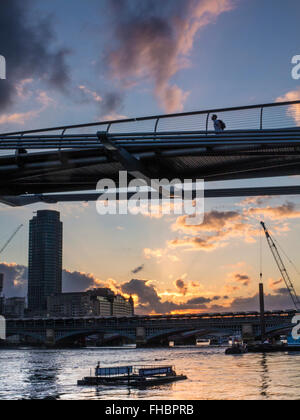 Il Millennium Bridge dal fiume Tamigi a Londra Foto Stock