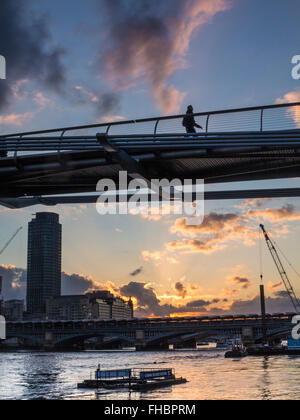 Il Millennium Bridge dal fiume Tamigi a Londra Foto Stock