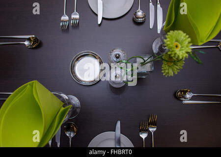 Tavolo da pranzo istituito in un ristorante locale Foto Stock