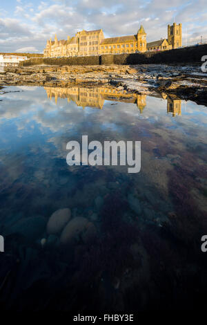 Il vecchio collegio a Aberystwyth illuminata da un caldo tramonto Foto Stock