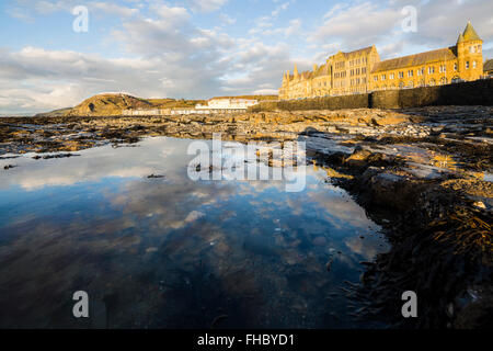 Il vecchio collegio a Aberystwyth illuminata da un caldo tramonto Foto Stock