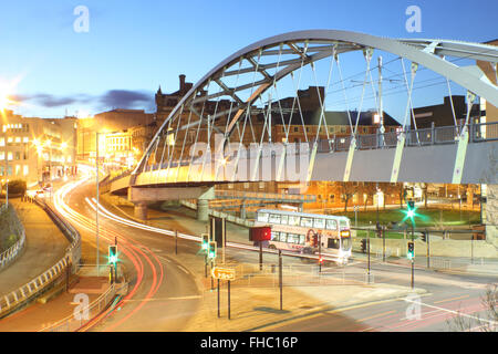 Sheffield, Yorkshire, Regno Unito 2016 un tram Parco attraversa il ponte sopra alla rotonda di Park Square nel centro della città di Sheffield, Regno Unito Foto Stock