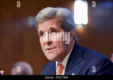 Washington, DC, Stati Uniti d'America. 24 Febbraio, 2016. Stati Uniti Il segretario di Stato John Kerry durante la testimonianza al Senato stanziamenti Comitato sulla politica estera di operazioni su Capitol Hill Febbraio 24, 2016 a Washington, DC. Kerry è visualizzato a discutere l'amministrazione Obama 2017 bilancio federale richiesta. Credito: Planetpix/Alamy Live News Foto Stock