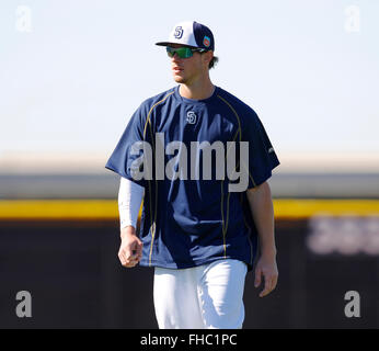 Peoria, AZ, Stati Uniti d'America. 24 Febbraio, 2016. San Diego Padres Wil Myers si allunga durante la pratica in spring training. | (K.C. Alfred/ San Diego Union-Tribune Credito: K.C. Alfred/U-T San Diego/ZUMA filo/Alamy Live News Foto Stock