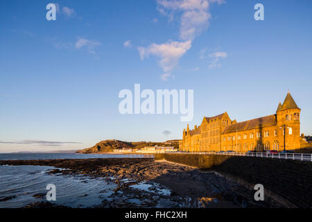 Il vecchio collegio a Aberystwyth illuminata da un caldo tramonto Foto Stock