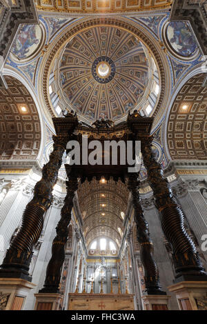 L'altare e il baldacchino della Basilica di San Pietro a Roma Vaticano Foto Stock