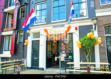 AMSTERDAM apr 27:Re giorno in Amsterdam, decorate olandese dei coffee shop il 27 aprile. 2015 nei Paesi Bassi Foto Stock