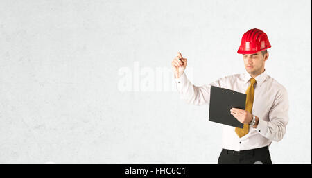 Giovane architetto disegno nello spazio vuoto Foto Stock