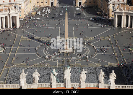 Piazza San Pietro con l'Obelisco Vaticano visto dalla cupola della Basilica di San Pietro, Roma, Italia Foto Stock