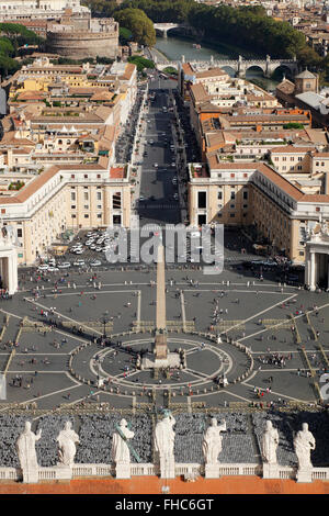 Piazza San Pietro con l'obelisco vaticano e street Via della conciliazone visto dalla cupola della Basilica di San Pietro, Roma Foto Stock