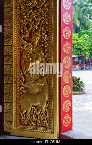 Intagliato persiana dentro il buddista di Wat Xieng Thong (il Tempio della città d'Oro) , costruito nel 1560 - Luang Probang, L Foto Stock