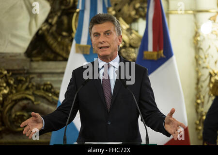 Buenos Aires, Argentina. 24 Febbraio, 2016. Il presidente argentino Mauricio Macri parla durante la firma di accordi ad agire con il suo omologo francese Francois Hollande, nella Sala Bianca della Casa Rosada nella città di Buenos Aires, capitale dell'Argentina, nel febbraio 24, 2016. Hollande è su una due giorni di visita ufficiale in Argentina. Credito: Martin Zabala/Xinhua/Alamy Live News Foto Stock