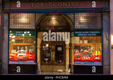 Il vecchio Morris tabaccaio shop scene di strada del centro cittadino di Victoria a predawn-Victoria, British Columbia, Canada. Foto Stock