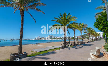 A metà mattina il sole sul lungomare. Calda giornata di sole lungo la spiaggia di Ibiza, Sant Antoni de Portmany isole Baleari, Spagna Foto Stock