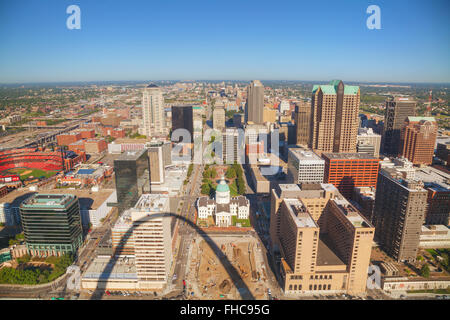 ST Louis, MO, Stati Uniti d'America - 26 agosto: centro di St Louis, MO con il tribunale vecchio il 26 agosto 2015 a St Louis, MO, Stati Uniti d'America. Foto Stock