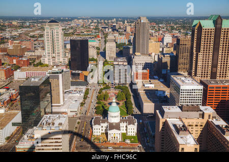 ST Louis, MO, Stati Uniti d'America - 26 agosto: centro di St Louis, MO con il tribunale vecchio il 26 agosto 2015 a St Louis, MO, Stati Uniti d'America. Foto Stock