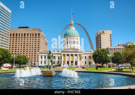 ST Louis, MO, Stati Uniti d'America - 25 agosto: centro di St Louis, MO con il tribunale vecchio su agosto 25, 2015 a St Louis, MO, Stati Uniti d'America. Foto Stock