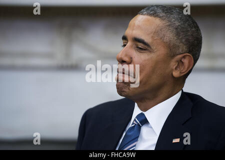 Washington, Distretto di Columbia, Stati Uniti d'America. 24 Febbraio, 2016. Il Presidente Usa Barack Obama, durante una foto op con il Re di Giordania Abdullah II Bin Al-Hussein, risponde a una domanda dalla news media nell'Ufficio Ovale della Casa Bianca di Washington, DC, Stati Uniti d'America, 24 febbraio 2016. I due leader hanno concentrato i loro colloqui sulla fine del conflitto in Siria e trovare una soluzione per la crisi dei profughi.Credit: Shawn Thew/Piscina via CNP Credito: Shawn Thew/CNP/ZUMA filo/Alamy Live News Foto Stock