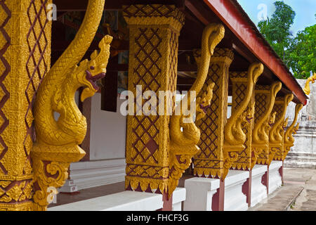 DRAGON montanti su un tempio buddista - Luang Prabang, Laos Foto Stock