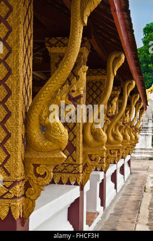 DRAGON montanti su un tempio buddista - Luang Prabang, Laos Foto Stock