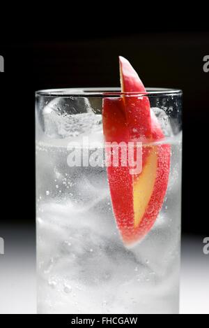 Apple gin tonic servita in vetro. Foto Stock