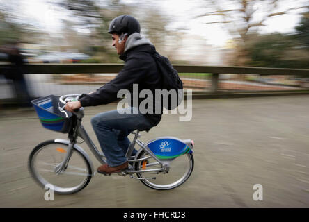 Vancouver, Canada. 24 Febbraio, 2016. Un uomo cerca la nuova ripartizione bike presso il pubblico bike condividere la dimostrazione del sistema caso Vancouver, Canada, Feb 24, 2016. Città di Vancouver annuncia il lancio della nuova moto sistema di condivisione si aspetta di colpire le strade in estate 2016. Il lancio includerà 1.000 biciclette e 100 stazioni. Un ulteriore 500 biciclette e 50 stazioni verranno aggiunti entro la fine del 2016. © Liang Sen/Xinhua/Alamy Live News Foto Stock