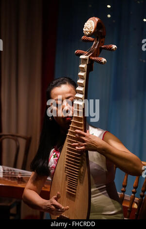 Londra, Regno Unito. 24 Febbraio, 2016. Musicista cinese, Cheng Yu è una pipa player audio del cuore di riscaldamento esegue a "silk String Duo' il 24 Feb 2016 a Sands Film, Rotherhithe a Londra, Inghilterra. Credito: Vedere Li/Alamy Live News Foto Stock