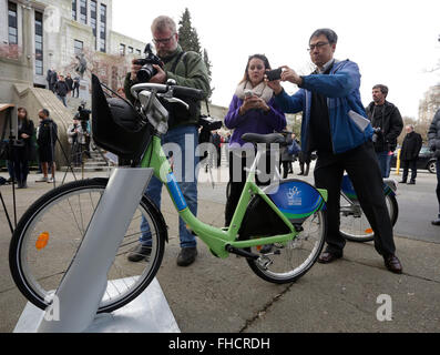 Vancouver, Canada. 24 Febbraio, 2016. Il personale delle amministrazioni comunali mostra il nuovo bike sharing e docking station al pubblico bike condividere la dimostrazione del sistema caso Vancouver, Canada, Feb 24, 2016. Città di Vancouver annuncia il lancio della nuova moto sistema di condivisione si aspetta di colpire le strade in estate 2016. Il lancio includerà 1.000 biciclette e 100 stazioni. Un ulteriore 500 biciclette e 50 stazioni verranno aggiunti entro la fine del 2016. © Liang Sen/Xinhua/Alamy Live News Foto Stock