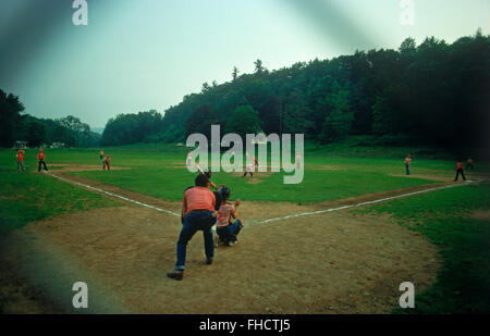 Piccolo campionato che gioca su vecchio campo di terra sterrato. Baseball diamante in Medio America Foto Stock