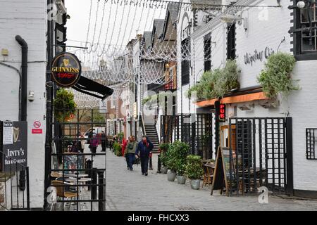 Guardando verso il basso lungo la lunghezza di Ashton Lane a Glasgow, in zona west end. Scozia, Regno Unito Foto Stock