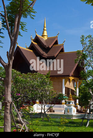 Tempio buddista a KHONE PHAPHENG WATERFALL PARK in 4 mila isole Area (Si Phan Don) del fiume Mekong - SOUTHERN Foto Stock