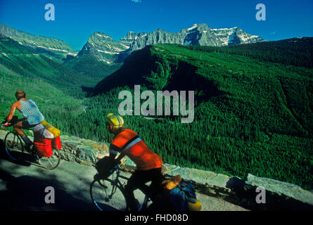 Due uomini con le biciclette sul percorso su Logan pass chiamato anche andando-per-il-Sun Road nel Glacier National Park in Montana USA Foto Stock