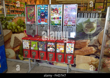 Array di gettone gumball e dispensatore di giocattoli macchine in un negozio di alimentari. Tomaszow Mazowiecki Polonia centrale Foto Stock